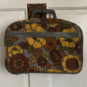 Vintage 1960s small suitcase!